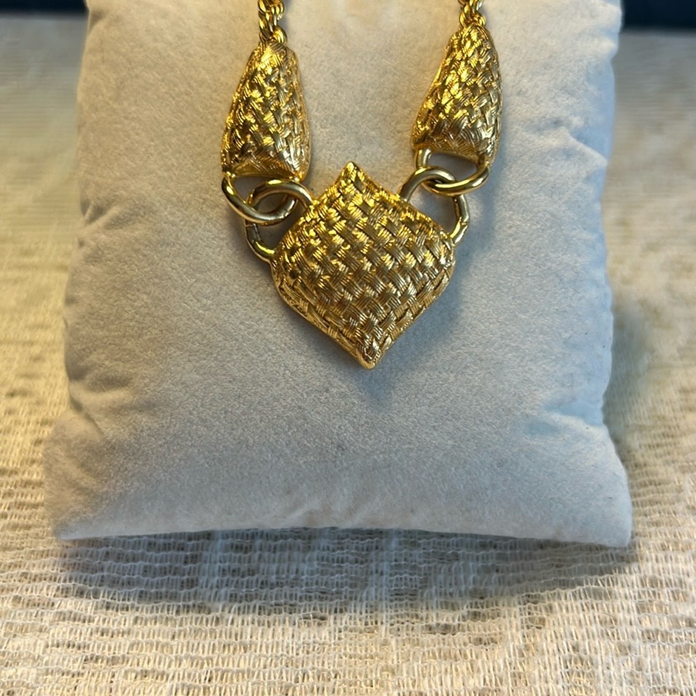 Elegant Gold Woven Necklace